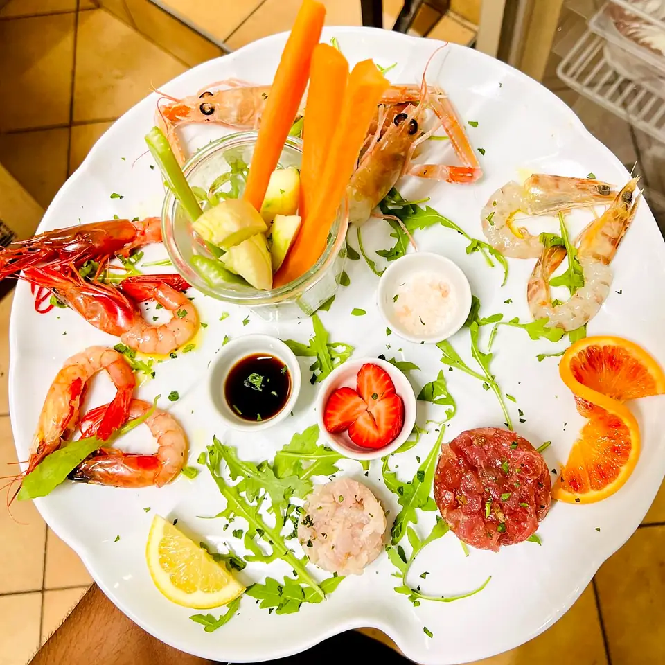 Raw platter: red prawns, langoustines, tuna tartare and crudités
