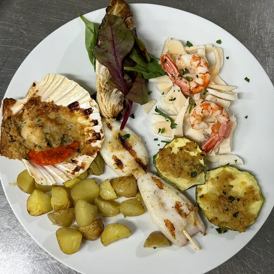 Mixed grill with gratinated scallop, squid and courgettes
