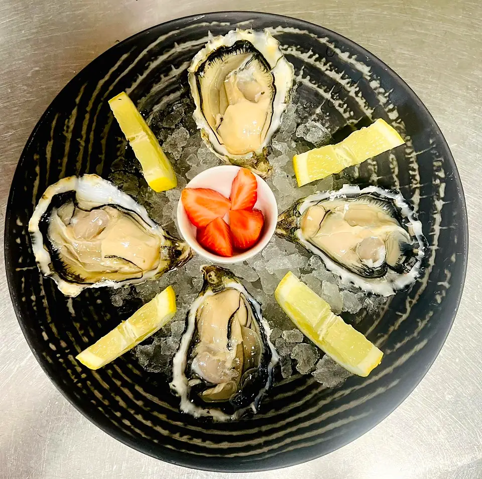 Oysters on ice with lemon